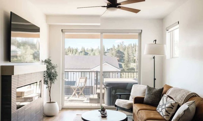 Fraser Condo | New Modern Charm | Hot Tub | Deck Views! | Fraser