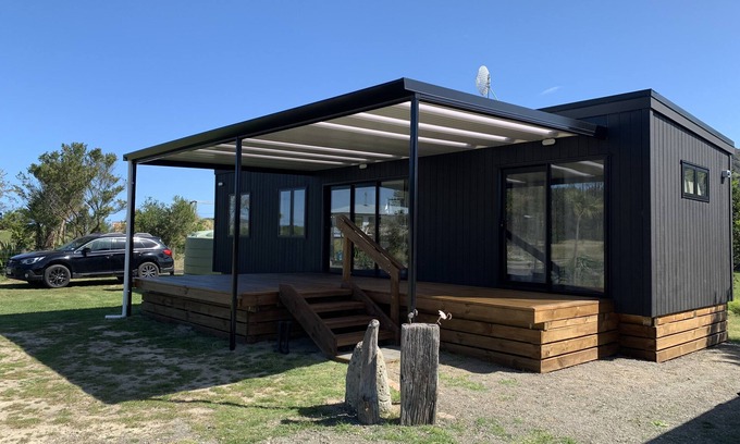 Mahia House | New modern compact home, warm & cosy, Blue Bay beach bach!
