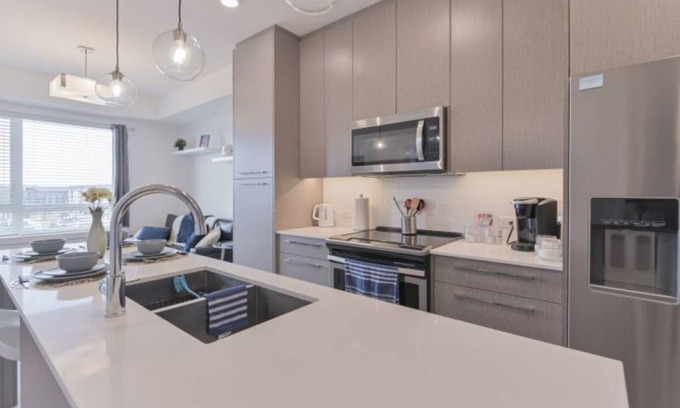 Calgary Condo | ⭐️NEW Modern Condo⭐️FREE Parking⭐️10 Min To Airport⭐️