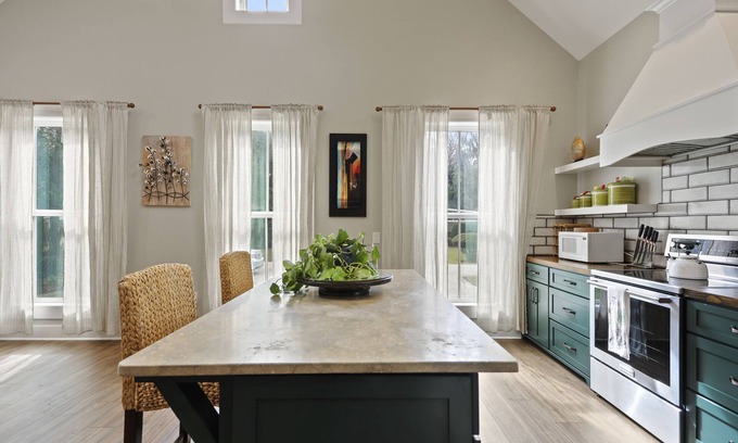 Isle of Hope Historic District House | New! Modern Cottage Close to Downtown and Beach! Enjoy Savannah and Retreat