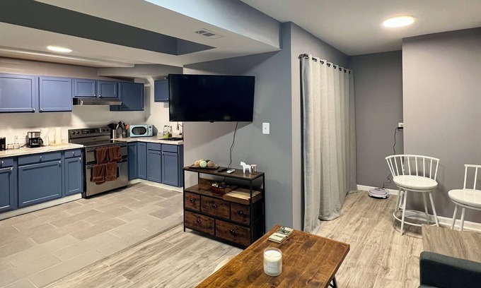 Baileys Crossroads House | New Modern Cozy Independent Apartment. 7 min to DC or Pentagon. Work or vacation