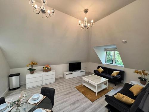 Whittington Apartment | New! Modern Elegant 2-Bed Apartment, free parking