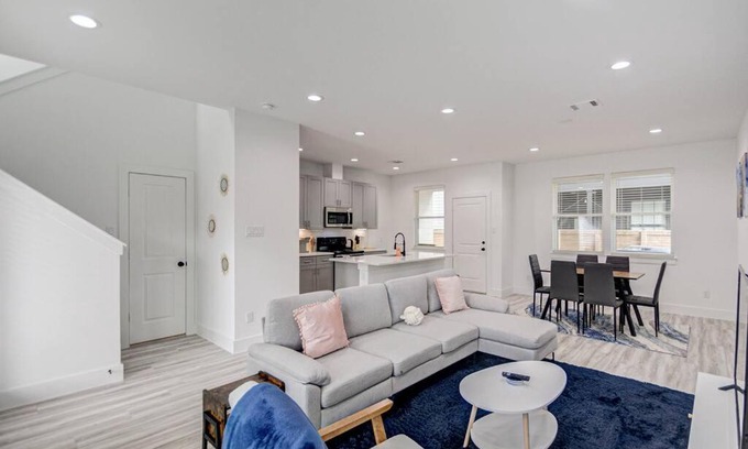 Garden Oaks House | New Modern Home in Oak Forest