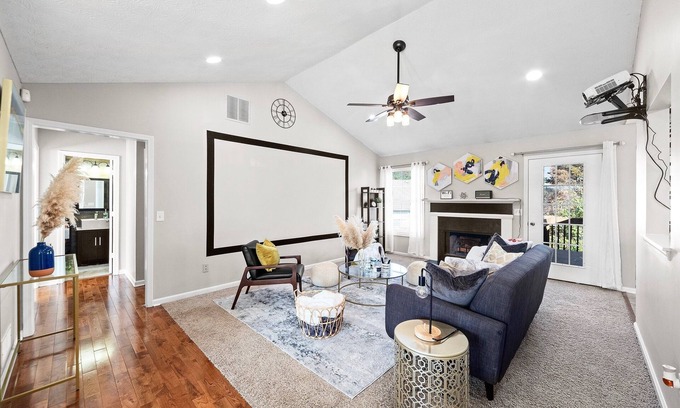 Lawrenceville House | 🌟 NEW Modern Home Theatre - Thoroughly Sanitized 🌟