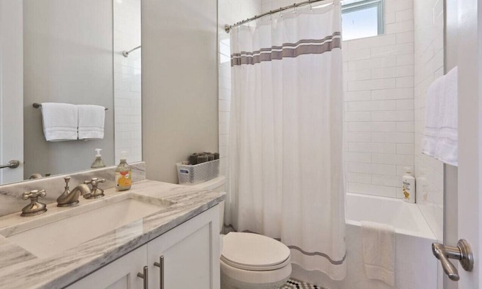 Faubourg Lafayette House | New Modern Home | Walk to Streetcar | Sleeps 10!