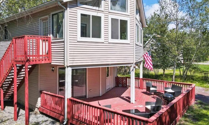 Tobyhanna House | NEW! Modern Poconos Mansion - Sleeps 15!