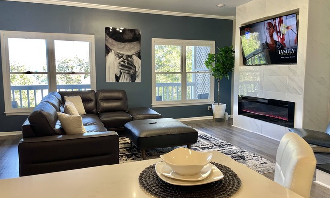 Macon House | New Modern Townhome Downtown- 3Levels