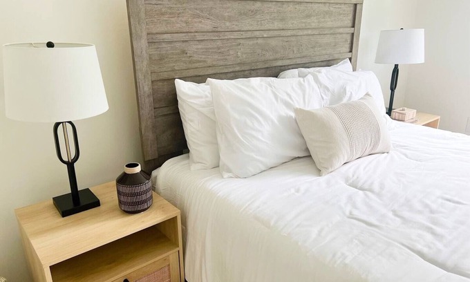Shelbyville House | New Modern Townhome, sleeps 6! Mod Farm 1217