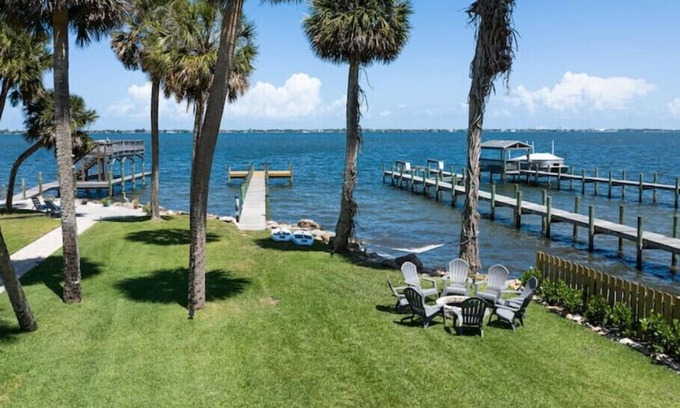 Tropic House | New Modern Waterfront Bungalow Retreat n+ Tropical Vibes + Fishing Paradise!