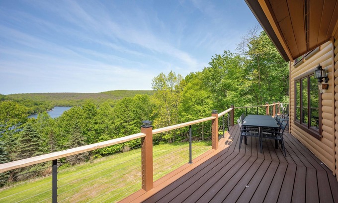 Mountainside House | New! Mountain-Chic Retreat Overlooking the Lake