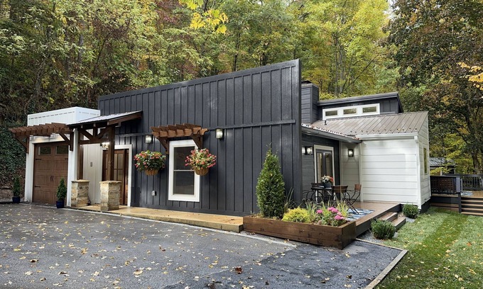 Mirror Lake House | New Mountain Home, EV Charger, All Ensuite Bedrooms, Fire-pit Area