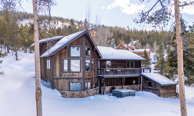 Innsbruck Val Moritz Cabin | New Mountain Retreat with Hot Tub
