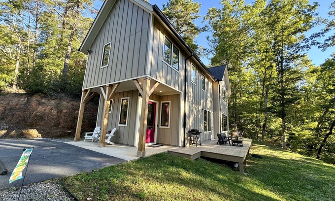 Clayton Cabin | New Mountainside Retreat, 3/3 en-suite with EV fast chg mins to downtown Clayton