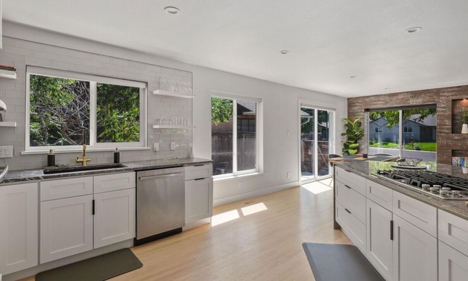 Southeast House | New | Near DU | Renovated Home | KING Bed|Fire Pit