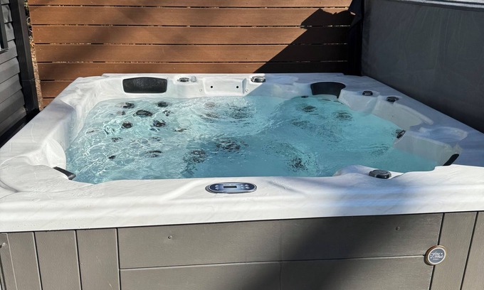 Landrum House | ⭐️NEW⭐️ Near Tryon Equestrian Luxury Getaway Hot Tub Game Room Landrum