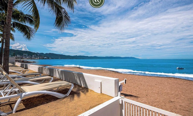 Lazaro Cardenas Apartment | New Oceanfront 1 BR Condo - Gym - Beach - Pool