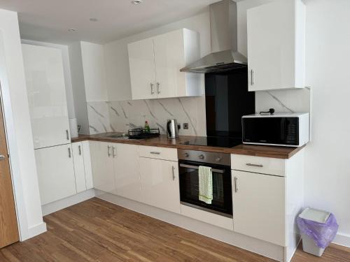 Trafford Apartment | NEW Penthouse height Flat, City View Balcony, Free Gym & More Minimalistic Home
