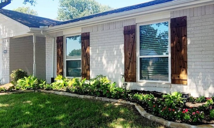 Bedford House | New Perfect Space! Bright, Open & Accommodating!n