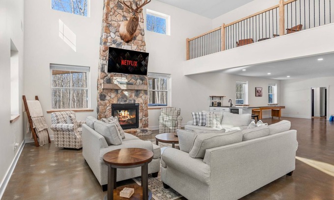 White Haven House | New Pocono Barndominium sleeps 20ppl on 40 acres with a Hot Tub & Fire Pit!