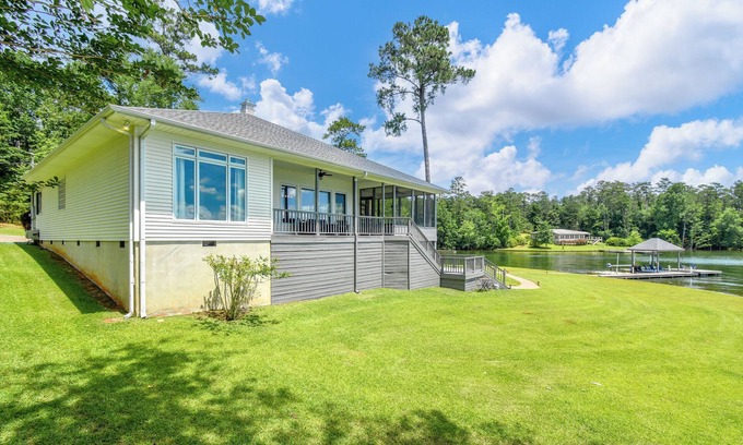Dadeville House | New! Point Of View at Lake Martin w/400+ ft of waterfront and sleeps 10!