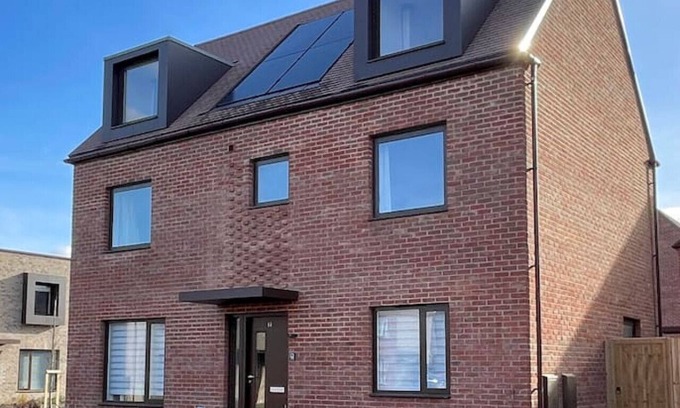 Arbury House | New prestigious 5 bed house near science park