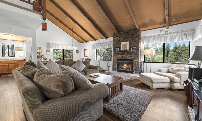 Fawnskin Cabin | NEW private HOT TUB! VIEWS! Walk to Marina! Close to Lake & Slopes
