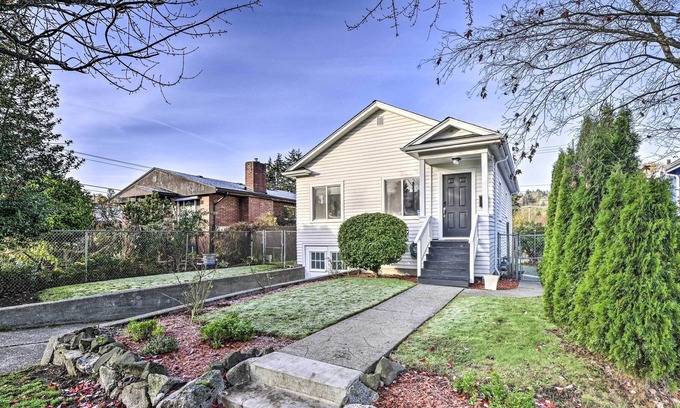 North Delridge House | NEW! Quaint Seattle Getaway, 4 Mi to Alki Beach!