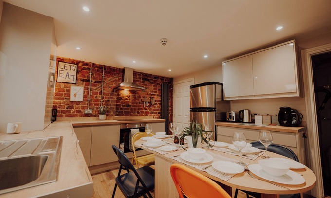 Retford House | New Refurbed. Home from Home. near Train station for Families and Contractors