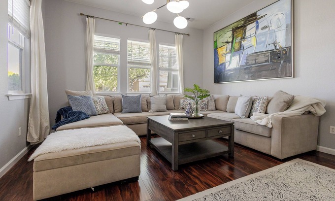 Reno/Tahoe Airport House | NEW Reno Retreat/72” TV/Office/Patio Views