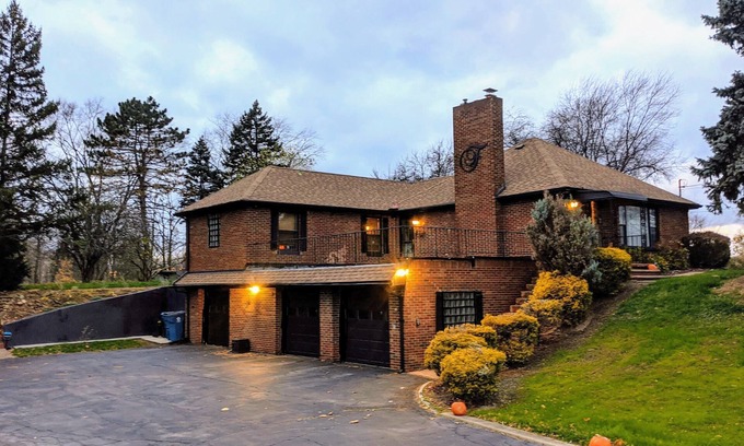 Lorain House | NEW Renovated, Cozy Home-massive driveway, grill+patio, awesome kitchen+TV areas