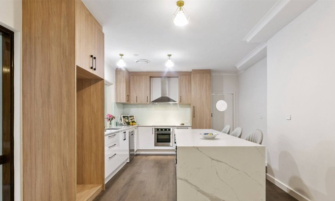 Dalkeith House | New Renovated resort house with simming pool, Park views.