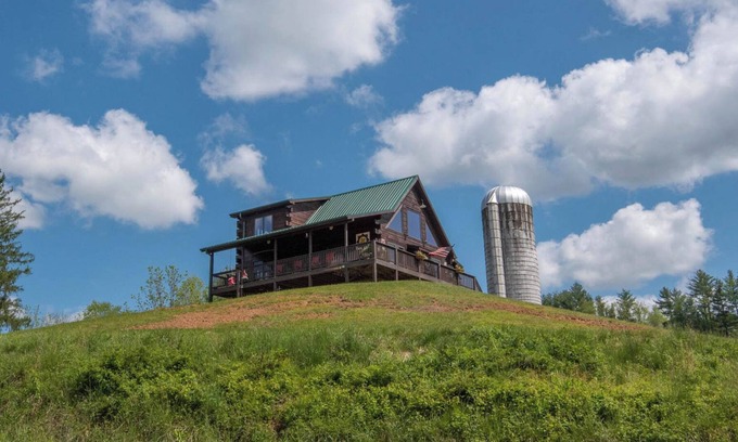 Crumpler Cabin | NEW RENTAL Cabin By the New River! Hot Tub - Ping Pong - Foosball - Short walk to River