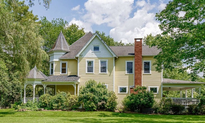 Jeffersonville House | NEW: Resort Estate with Tennis in Bethel