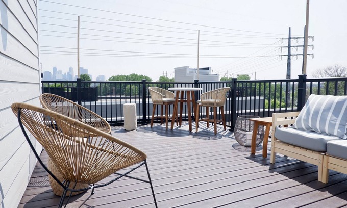Northeast Minneapolis Arts District House | NEW! Retro Urban Retreat - 5 bd in Northeast Minneapolis with roof top deck