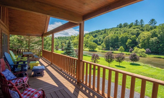 Piney Creek Cabin | New River Front Cabin- Walking Distance to Canoe Outfitters - Hot Tub - Wi-Fi