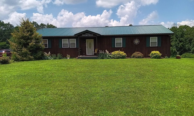 Fayetteville House | New River Gorge Pickleball Retreat, Hot Tub, Games, Family Fun Minutes To Town!