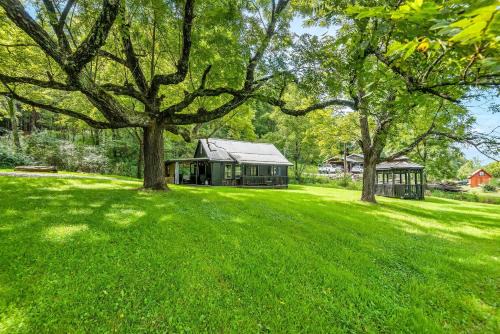 Crumpler House | New River Views & Access - Hot Tub, Gazebo, Fire Pit, Next to Riverside Canoeing!