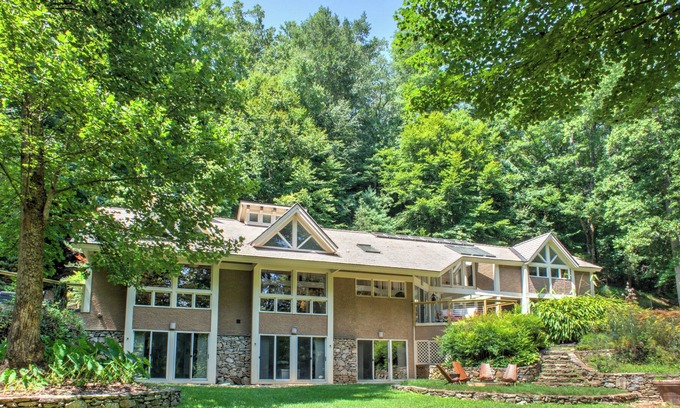 Mills River House | NEW! Riverside Home w/Chef's Kitchen, Hot Tub, Fire Pit & Near Grocery Store🧺