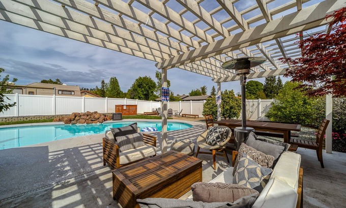 Lake Redding Estates House | *NEW* 🌄Riverside Retreat🌅 with Pool & Hot Tub