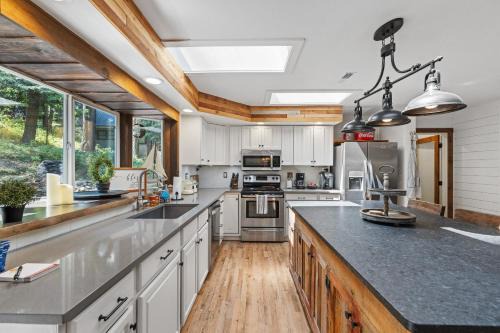 McCall House | New! Rustic Retreat - Near downtown, parks & hospital - Hot tub - 5 bd
