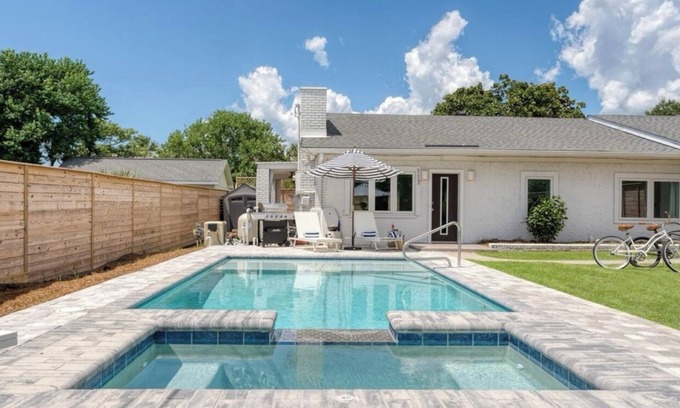 Fort Bay House | NEW “SALTY SADDLE” Laguna Beach - 1 block to ocean - Private Pool - sleeps 12-14