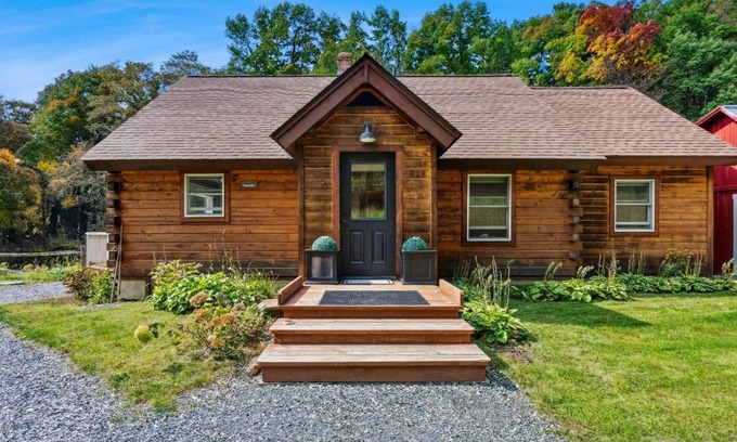 Woodstock House | NEW! Scenic Ridge - 4bd/3ba cabin in Woodstock, VT
