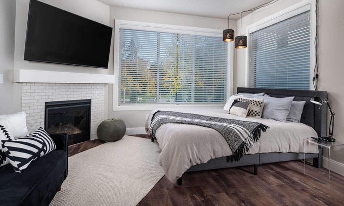 Milwaukie Condo | New SE Portland Studio, Pets Allowed, Open Floor Plan, Next to MAX Station, 7 Miles 2 Downtown