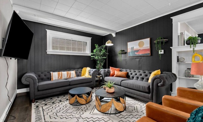 Oshkosh House | NEW! Sleeps 13! Convenient&Close