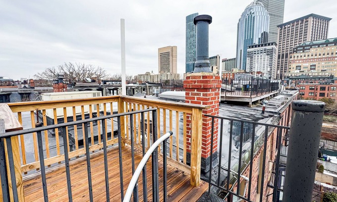 Columbus Apartment | NEW - South End Penthouse w/Roof Deck - Walk to Everything - Washer and Dryer