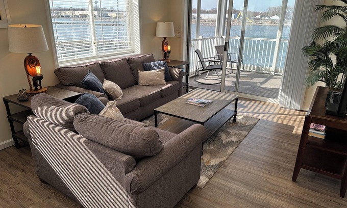 Gypsum Condo | NEW spacious 2 BR/2 BA w. pool, dockage available, bar