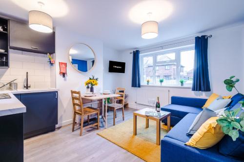 Crewe Apartment | NEW! Spacious 2-bed Apartment in Crewe by 53 Degrees Property, ideal for Business & Professionals, FREE Parking - Sleeps 6