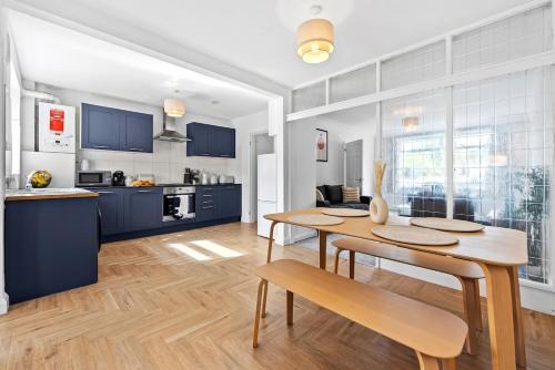 Royal Leamington Spa House | NEW! Spacious 4 bedroom 4BR with Private Parking near city Centre