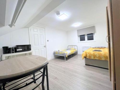 The Wrythe House | New Spacious 7-bedroom house in Sutton (S London)