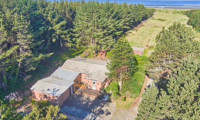 Long Beach House | NEW! Steps To Beach, Dog Ok, Firepit, Near town (Garden)